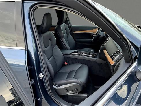 Used 2025 Volvo XC90 T8 Plus w/ Protection Package Premier AWD/4WD image 7