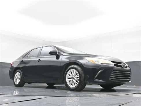 Used 2016 Toyota Camry LE image 37