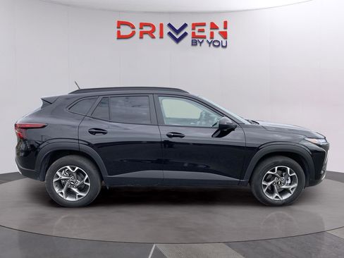 Used 2025 Chevrolet Trax LT w/ LT Convenience Package image 7