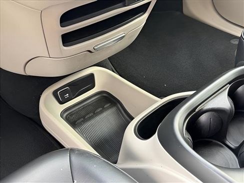 Used 2023 Chrysler Pacifica Touring-L FWD image 20
