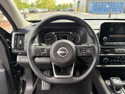Used 2025 Nissan Pathfinder S AWD/4WD image 10
