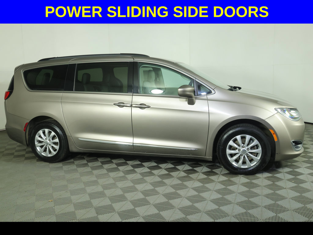 Used 2017 Chrysler Pacifica Touring-L FWD image 4