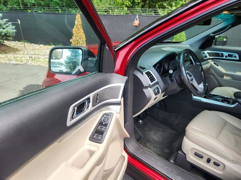 Used 2014 Ford Explorer XLT w/ Equipment Group 202A image 29