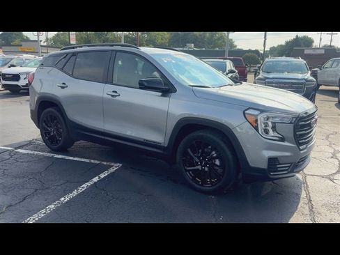 Used 2024 GMC Terrain SLE w/ Driver Convenience Package FWD image 2