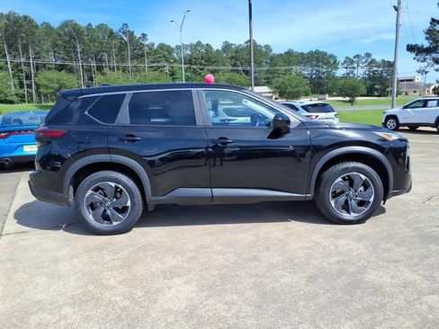 Used 2025 Nissan Rogue SV FWD image 2