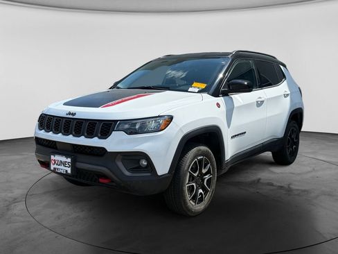 Used 2025 Jeep Compass Trailhawk AWD/4WD image 4