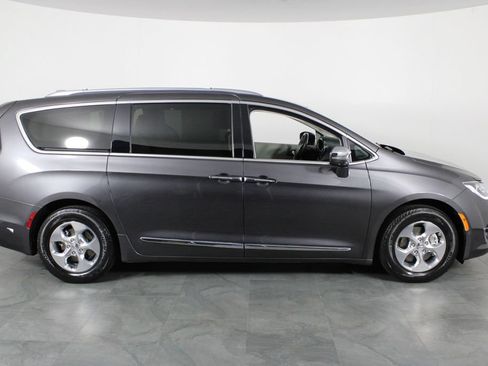 Used 2018 Chrysler Pacifica Limited w/ Advanced Safetytec Group FWD image 14