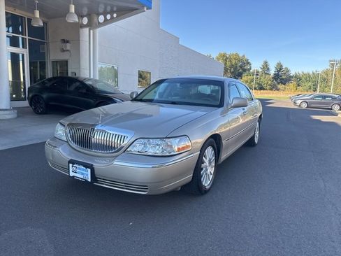 Used 2004 Lincoln Town Car Signature image 12