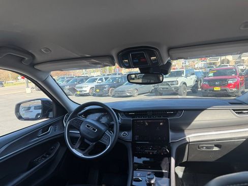 Used 2023 Jeep Grand Cherokee Limited w/ Black Appearance Package image 17