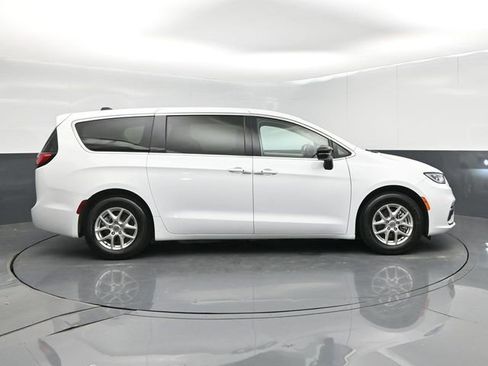 Used 2024 Chrysler Pacifica Touring-L image 9