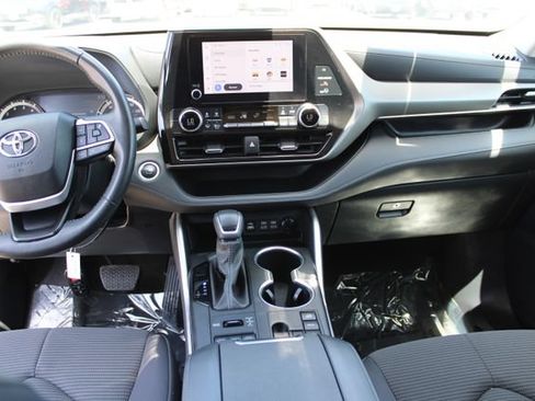 Used 2024 Toyota Highlander LE AWD/4WD image 14