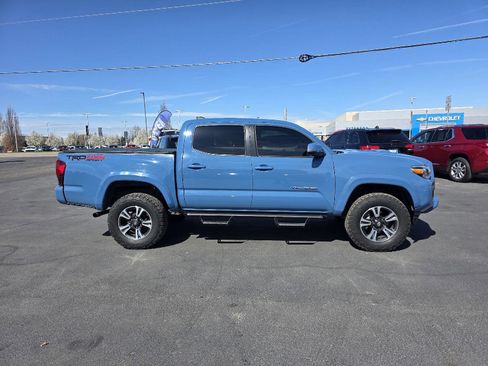 Used 2019 Toyota Tacoma TRD Sport image 4