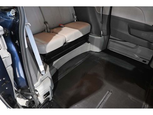 Used 2018 Toyota Sienna XLE Premium FWD image 18