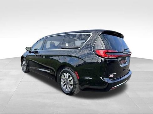 Used 2024 Chrysler Pacifica Limited FWD image 5