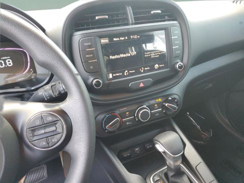 Used 2025 Kia Soul LX w/ LX Technology Package FWD image 26