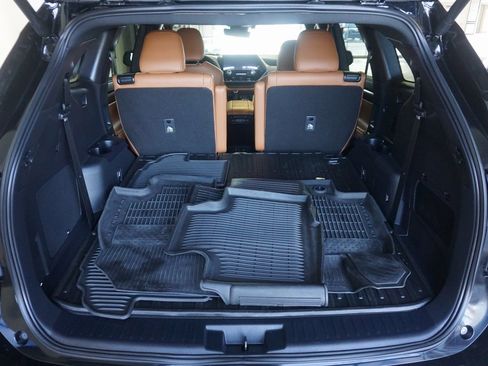 Certified 2025 Toyota Highlander Platinum image 19