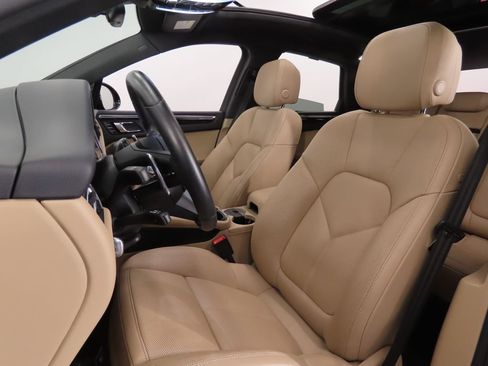 Certified 2025 Porsche Macan AWD/4WD image 5