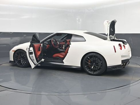 Used 2018 Nissan GT-R Premium w/ Premium Interior Package image 50