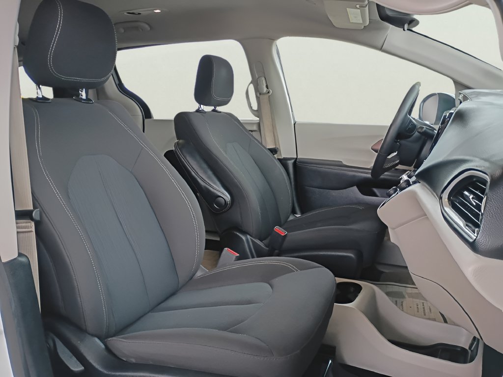 Used 2023 Chrysler Voyager LX FWD image 3