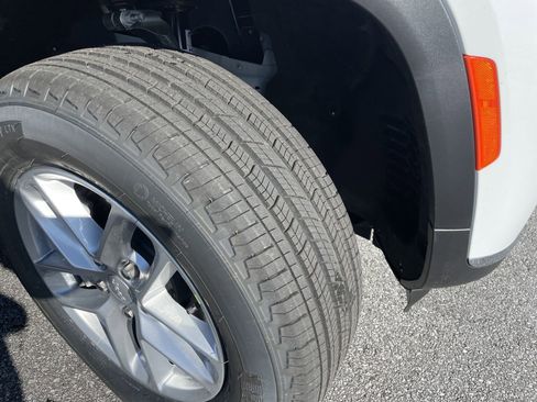 Used 2025 Jeep Grand Cherokee L Laredo image 13