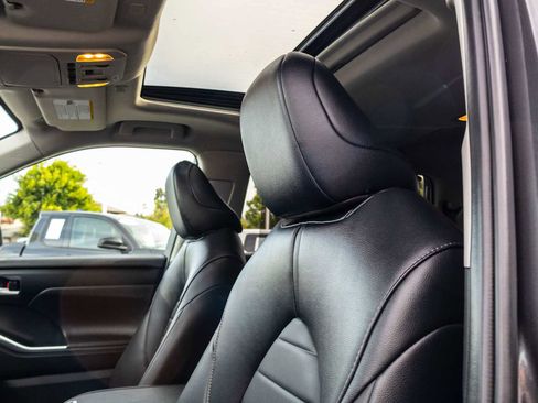 Used 2024 Toyota Highlander XLE image 19