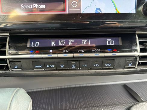 Used 2023 Toyota Sienna XSE AWD/4WD image 35