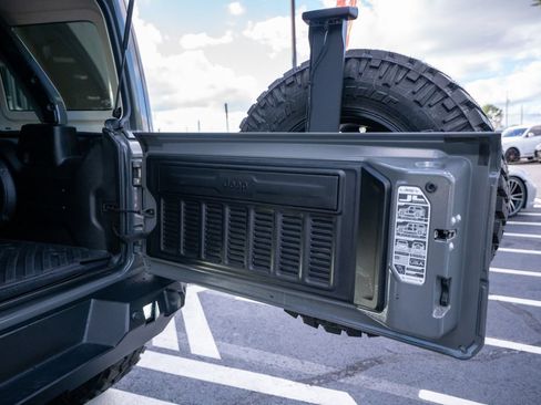 Used 2020 Jeep Wrangler Unlimited Rubicon AWD/4WD image 45