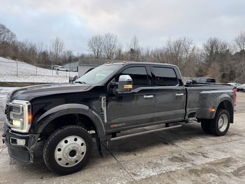Used 2024 Ford F450 Platinum w/ FX4 Off-Road Package image 2