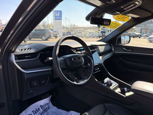 Used 2024 Jeep Grand Cherokee L Limited w/ Luxury Tech Group II image 18