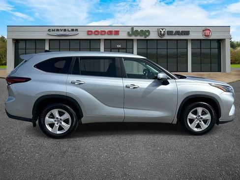 Used 2024 Toyota Highlander LE AWD/4WD image 31