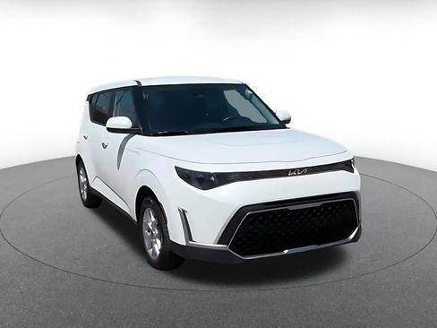 Used 2025 Kia Soul LX w/ LX Technology Package FWD image 3