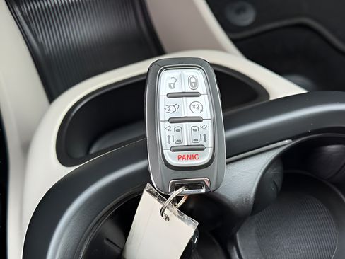 Used 2024 Chrysler Pacifica Touring-L FWD image 10