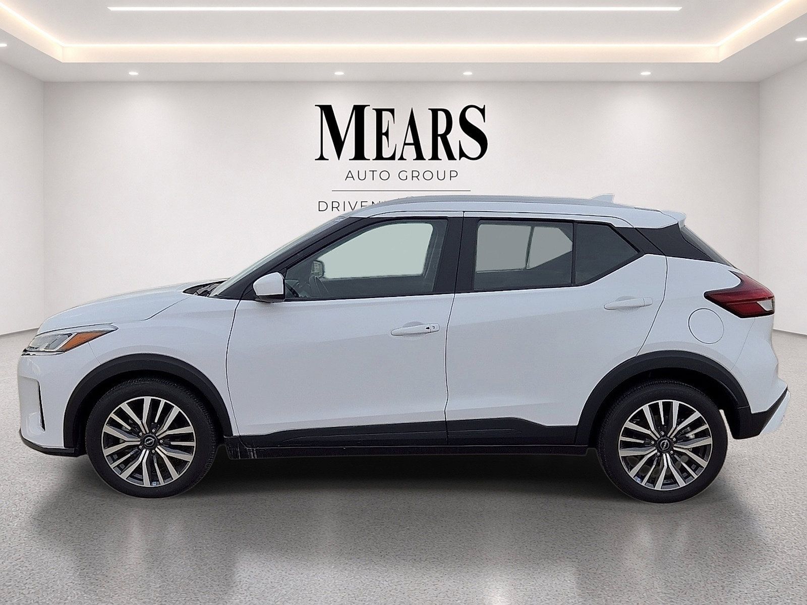 Used 2024 Nissan Kicks SV FWD image 2