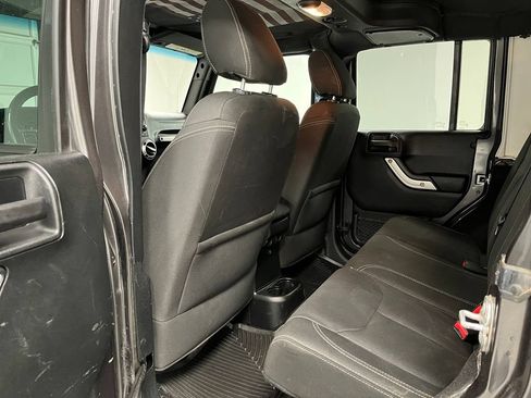 Used 2017 Jeep Wrangler Unlimited Rubicon w/ Connectivity Group AWD/4WD image 37