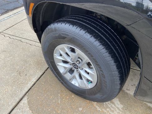 Used 2024 Nissan Frontier SV image 24