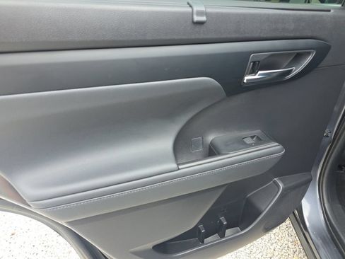 Certified 2021 Toyota Highlander XLE AWD/4WD image 14