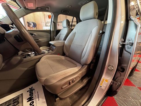 Used 2021 Chevrolet Traverse LT image 16