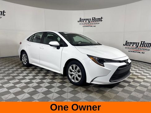 Used 2025 Toyota Corolla LE FWD image 4