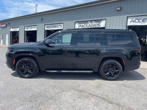 Used 2023 Jeep Wagoneer 4WD image 4