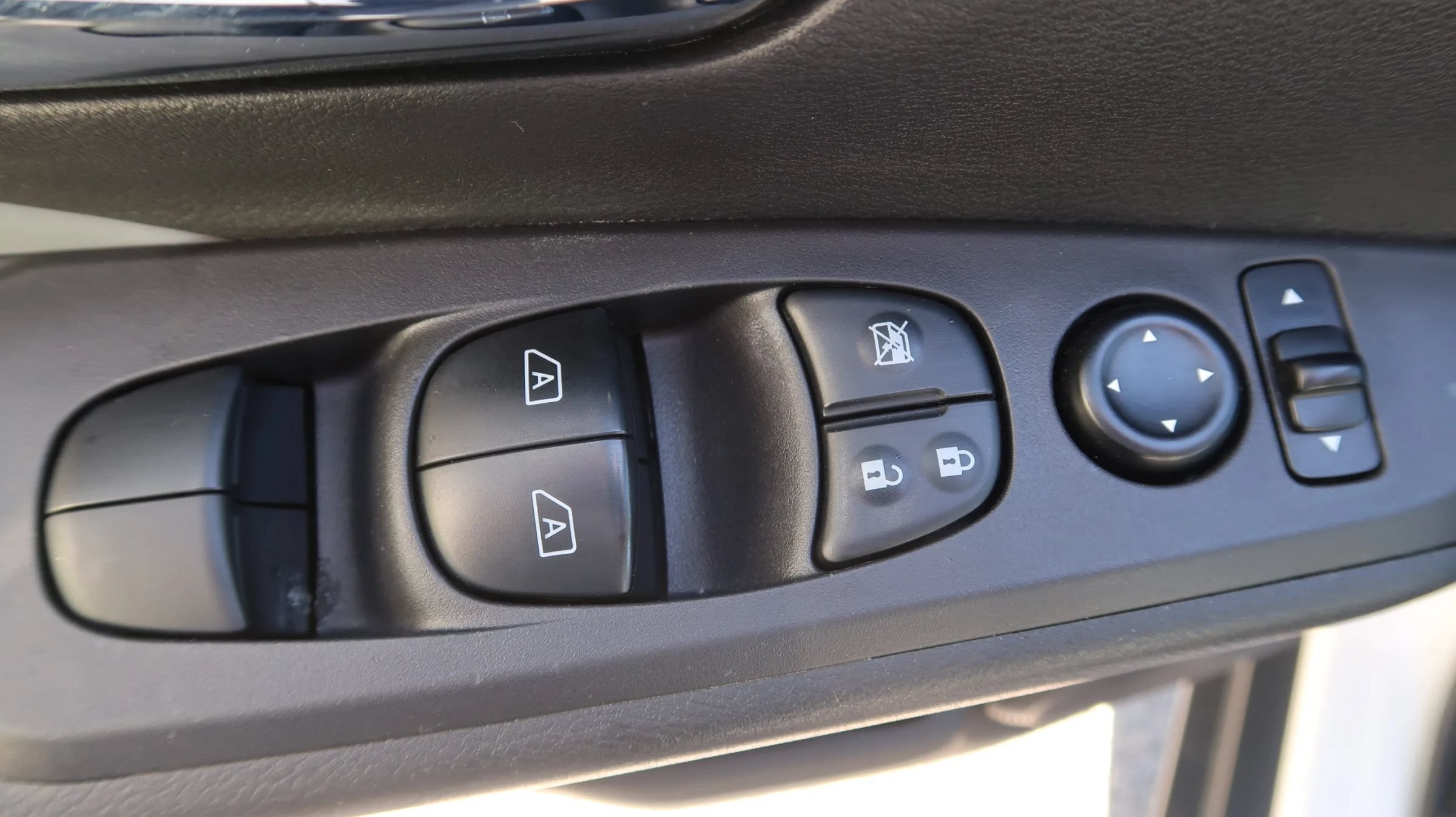 Used 2021 Nissan Kicks SR w/ SR Premium Package FWD image 28