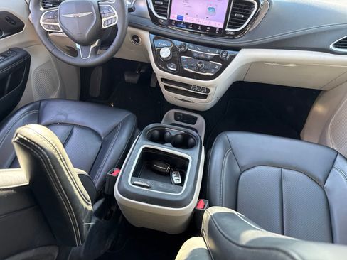 Used 2023 Chrysler Pacifica Touring-L FWD image 19