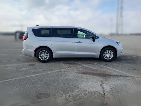 New 2026 Chrysler Pacifica Select image 14