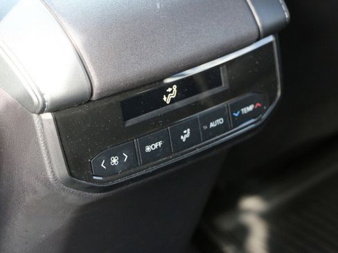 Used 2022 Toyota Highlander XLE image 30