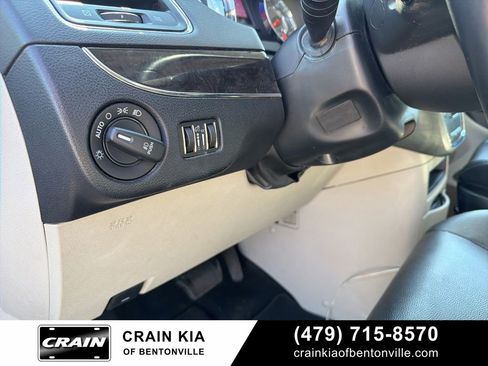 Used 2016 Chrysler Town & Country Touring image 16