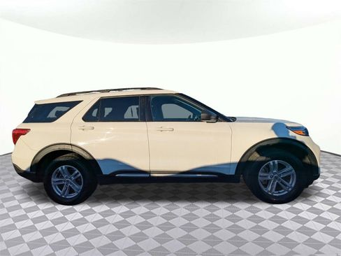 Used 2022 Ford Explorer XLT image 2