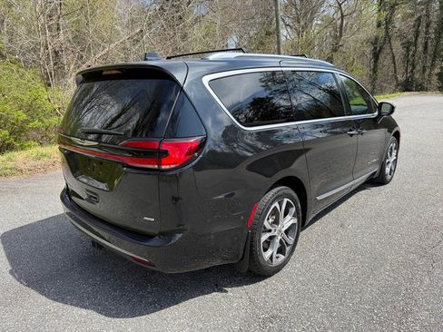 Used 2022 Chrysler Pacifica Pinnacle image 6