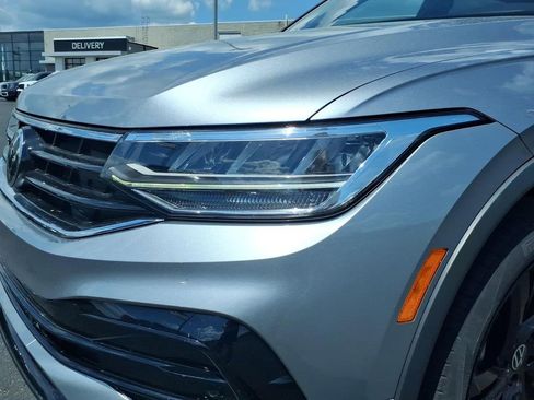 Used 2023 Volkswagen Tiguan SE R-Line FWD image 9