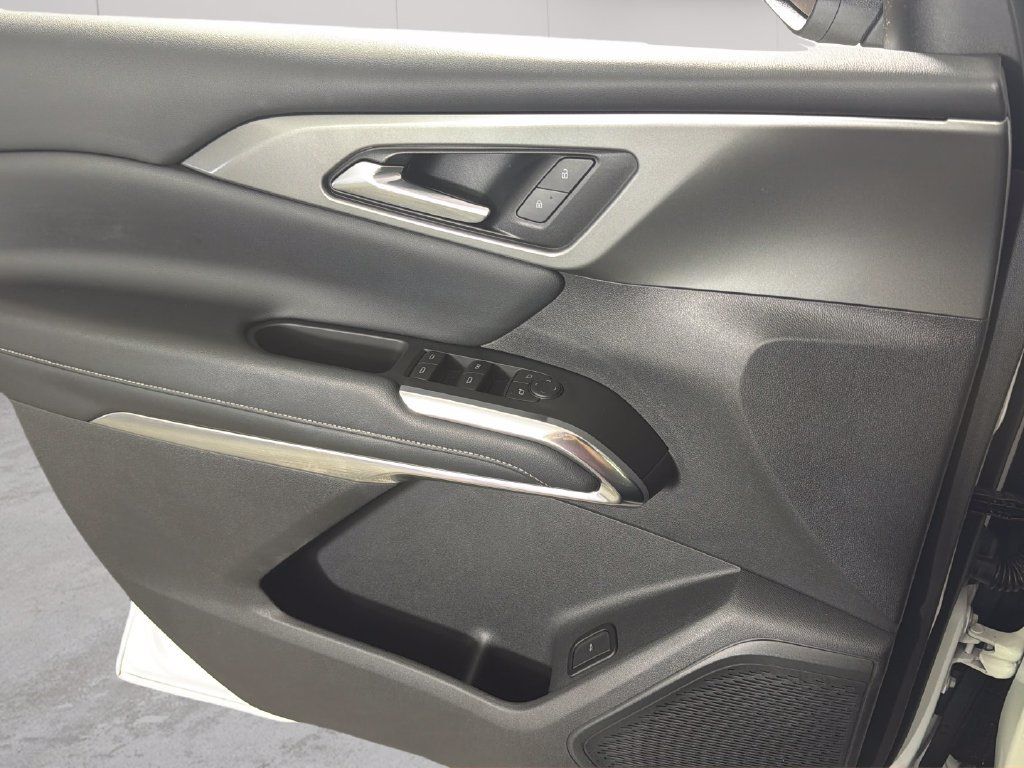 Used 2024 Chevrolet Traverse LT FWD image 25