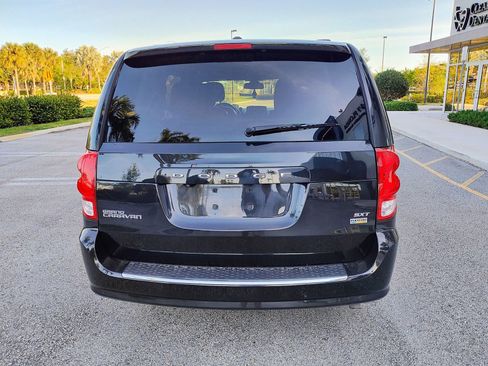 Used 2019 Dodge Grand Caravan SXT image 7