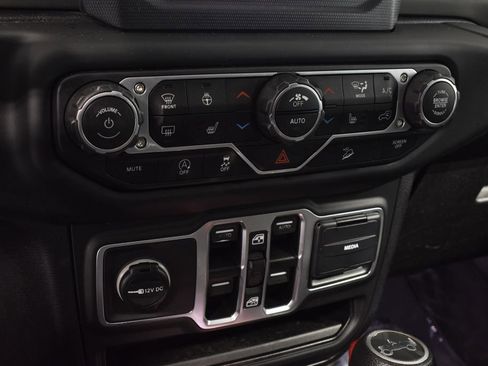 Used 2018 Jeep Wrangler Unlimited Sahara w/ Cold Weather Group image 24